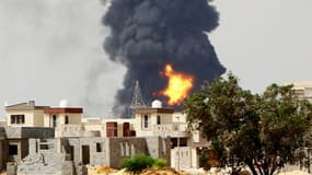 Le feu ravage un dépôt de stockage d'hydrocarbures, touché par des roquettes, lundi à Tripoli.