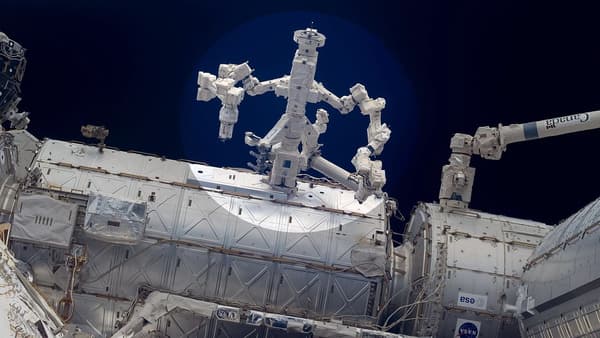 Le double bras robotisé arrimé à l'ISS Dextre. Le double bras robotisé arrimé à l'ISS Dextre.