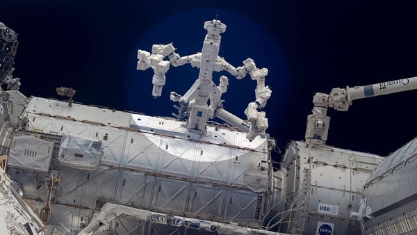 Le double bras robotisé arrimé à l'ISS Dextre.