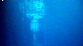 Le nouveau système de confinement installé par BP sur le puits de pétrole endommagé du Golfe du Mexique, photographié ici par un robot sous-marin, semble avoir stoppé toute fuite, mais les autorités restent prudentes. De nouveaux tests sont organisés pour