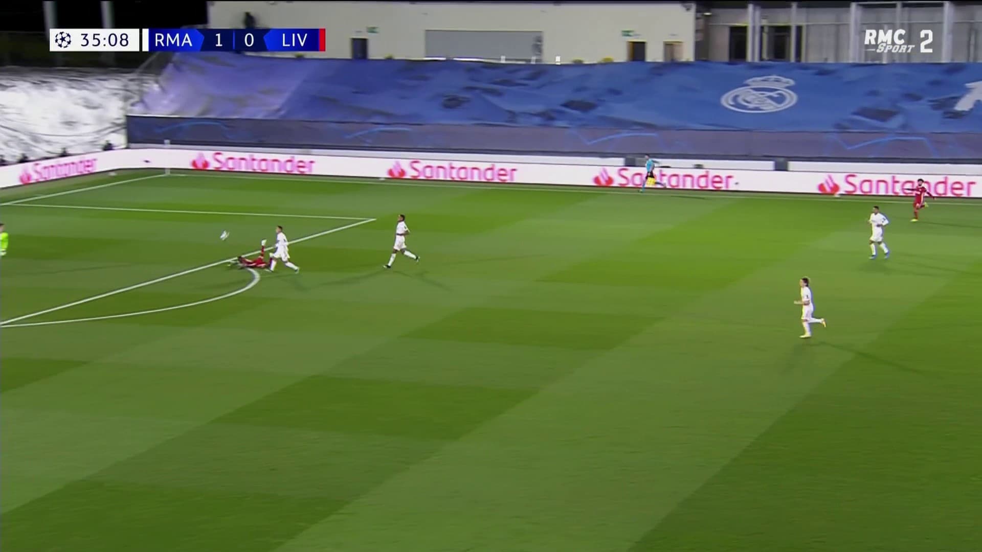 Jürgen Klopp réclame une faute de Lucas Vazquez sur Sadio Mané sur cette action Jürgen Klopp réclame une faute de Lucas Vazquez sur Sadio Mané sur cette action