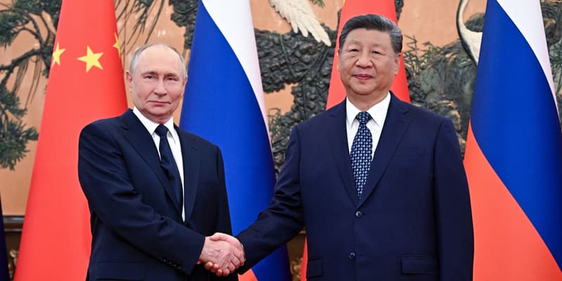 Le président russe Vladimir Poutine serrant la main de son homologue chinois Xi Jinpinp dans le Palais de l'Assemblée du peuple à Pékin (Chine), le mardi 2 septembre 2025.
