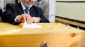 Mohamed Moursi, chef du parti Justice et liberté formé par les Frères musulmans, dépose son bulletin à l'occasion de la deuxième phase des élections législatives, au Caire. Le scrutin se poursuivait jeudi dans neuf provinces et certains quartiers du Caire