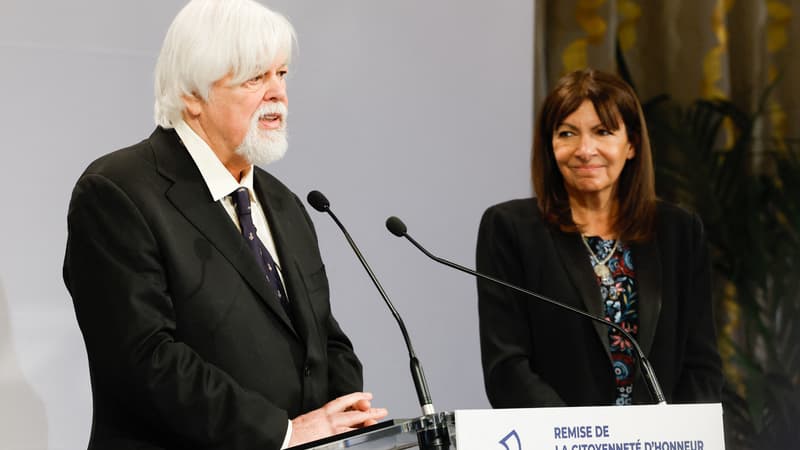 Paul Watson a reçu la citoyenneté de la ville de Paris des mains d'Anne Hidalgo le 3 février 2024.