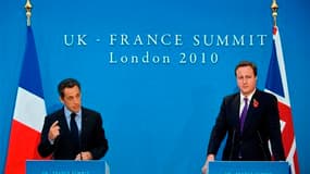 Nicolas Sarkozy et le Premier ministre du Royaume-Uni David Cameron, lors d'un sommet franco-britannique à Londres. La France et le Royaume-Uni ont initié un renforcement sans précédent de leur coopération militaire, y compris dans le domaine de la dissua