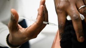 Un homme reçoit le vaccin contre le Covid-19 dans un centre près de Marseille, le 12 janvier 2022