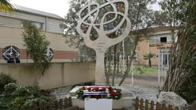 Une gerbe de fleurs déposée au pied du monument "L'Arbre de vie" en hommage aux victimes de Mohammed Merah en mars 2012, dans la cour du collège-lycée Ohr Torah, le 20 mars 2022 à Toulouse