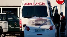 Brett King, le père d'Ashya King, surveille l'installation de son fils dans une ambulance avant de quitter l'hôpital de Malaga, en Espagne, lundi 8September 2014. 