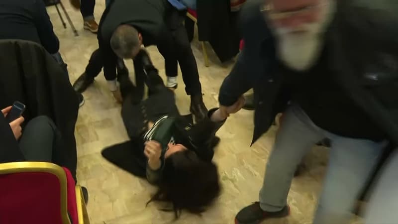Militante expulsée: le policier qui a plaqué la femme au sol écarté de la protection de Le Pen