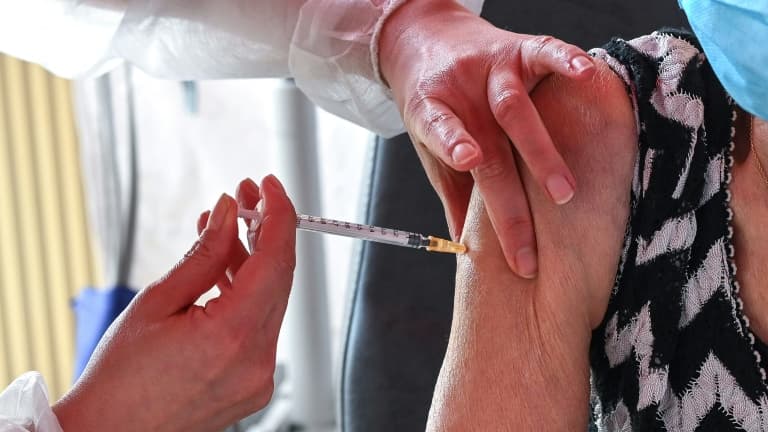 Un vaccin contre le Covid-19 injecté à une personne âgée, le 17 janvier 2021 à l'hôpital de Dunkirk (Nord)