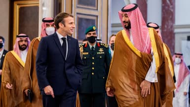 Emmanuel Macron et le prince héritier saoudien Mohammed ben Salman à Djeddah en Arabie saoudite, le 4 décembre 2021.
