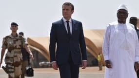 Emmanuel Macron et le président malien Ibrahim Boubacar Keita sur la base militaire française de Gao, le 19 mai 2017