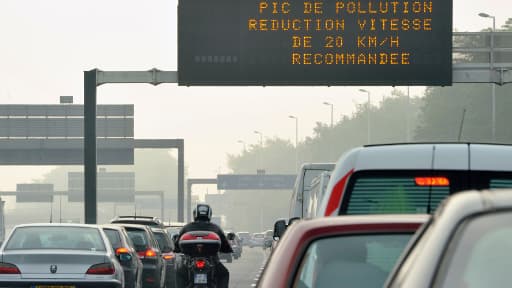 Ces derniers jours, la vitesse a été réduite sur le périphérique parisien pour limiter la pollution favoriser par le beau temps.