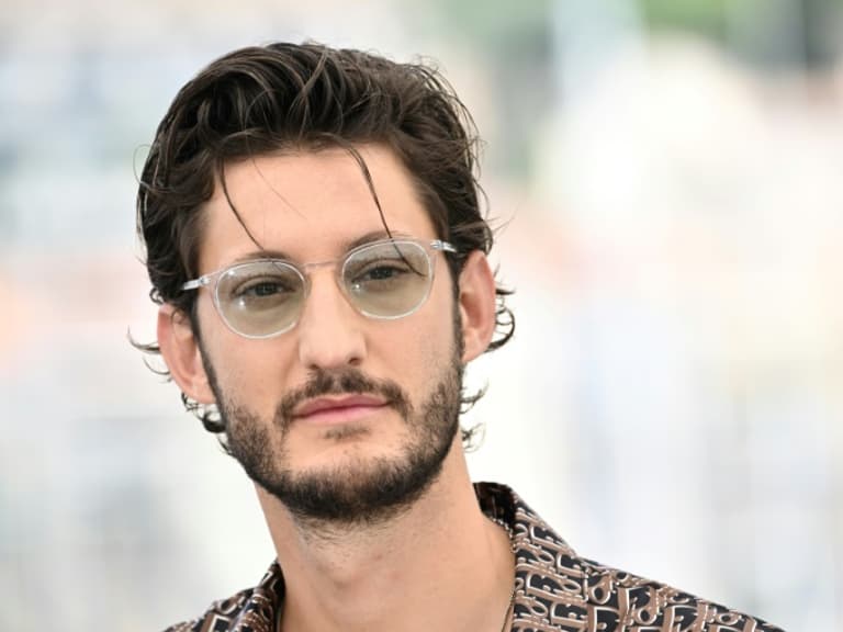 Pierre Niney: en plein tournage à Paris, l'acteur fait une visite surprise  à ses "voisines" d'en face