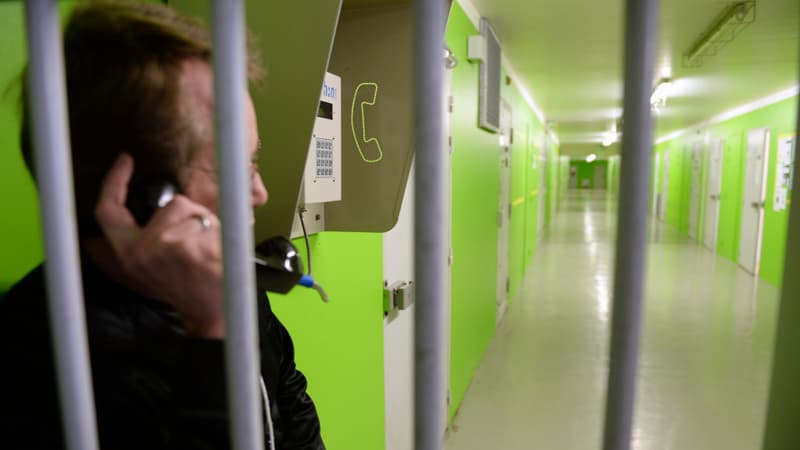 L'usage du téléphone portable est interdit dans les prisons françaises.