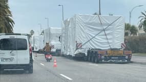 Le convoi est composé de plusieurs camions, stationnés au niveau de l'Aéroport.