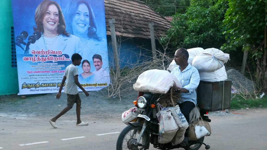 Un portrait de Kamala Harris affiché à Thulasendrapuram, en Inde, le 23 juillet 2024