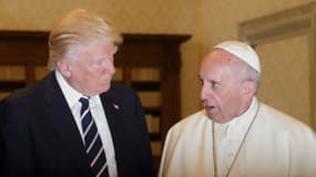 Le président américain Donald Trump et son épouse Melania lors d'une rencontre avec le pape François au Vatican, le 24 mai 2017.