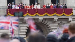 Les membres de la famille royale - sans Harry - saluent la foule depuis le balcon de Buckingham le 6 mai 2023, après le couronnement de Charles III.