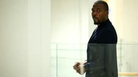 Mathias Pogba quitte le tribunal correctionnel de Paris le 26 novembre 2024