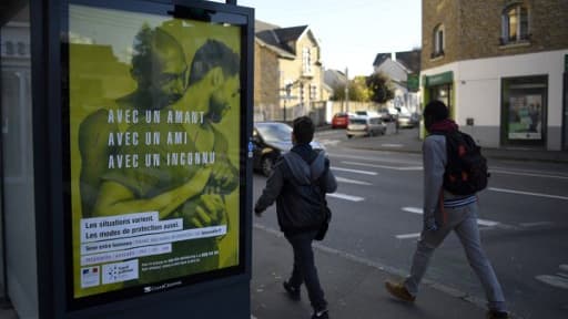 Les affiches, placardées aux abords d'école, ont été très décriées.