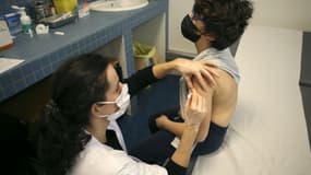 Une infirmière administre une dose de vaccin contre le Covid à un enfant à Bastia, en Corse, le 2 février 2022