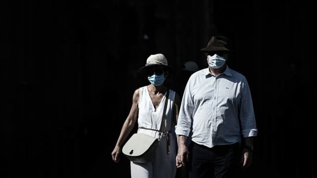 Des piétons portent un masque de protection pour se protéger du coronavirus, à Bordeaux, le 14 septembre 2020