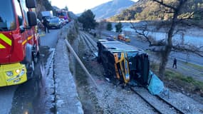 Un bus est tombé d'une dizaine de mètres sur la voie de circulation du chemin de fer dans la matinée de ce vendredi 12 janvier 2024 à Levens (Alpes-Maritimes)