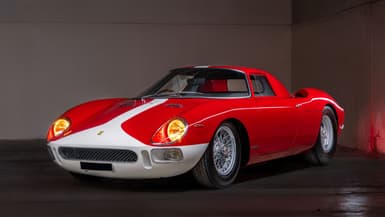 La Ferrari 250 LM Berlinetta de 1964, star de la vente aux enchères Artcurial sur le salon Rétromobile 2023.