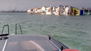 Couché sur le flanc depuis dimanche dernier à quelques centaines de mètres du port roumain de Midia, le navire devrait être prochainement renfloué.