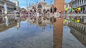 La place Saint-Marc à Venise après une marée haute "Alta Acqua", le 25 juillet 2023.