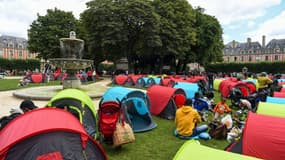 Des sans-abri installés le 29 juillet 2021 avec des tentes, place des Vosges à Paris