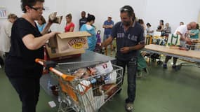 Distribution d'aide alimentaire à Valence. Le Parlement européen a rétabli mercredi le budget de l'aide aux plus démunis pour la période 2014-2020 au niveau qui était le sien durant les sept années précédentes, laissant augurer d'un nouveau bras de fer av