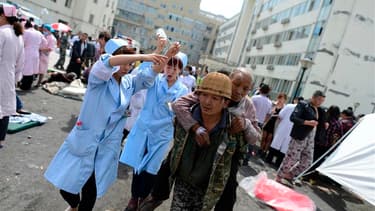 Blessé soigné dans un hôpital de campagne dans le comté de Lushan. Un séisme de magnitude 6,6 a fait au moins 156 morts et environ 5.500 blessés samedi dans une zone reculée et montagneuse du Sichuan, dans le centre de la Chine, selon les autorités chinoi