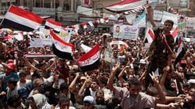 Scènes de liesse à Sanaa après l'évacuation du président yéménite Ali Abdallah Saleh en Arabie saoudite, où il a été opéré dimanche dans un hôpital militaire. Les opposants, qui réclament la démission de Saleh depuis le mois de janvier, ont interprété son