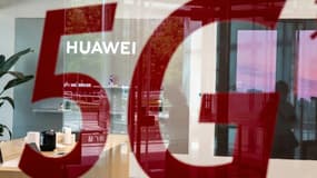 Un autocollant fait la promotion de la 5G dans une boutique Huawei à Pékin, en mai 2020