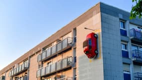 La Fiat 500 bien garée sur son emplacement à la verticale.