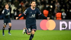 La star du PSG Lionel Messi célèbre son 2e but personnel contre Bruges en Ligue des champions au Parc des Princes, le 7 décembre 2021 