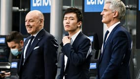 Steven Zhang (au centre), le visage crispé
