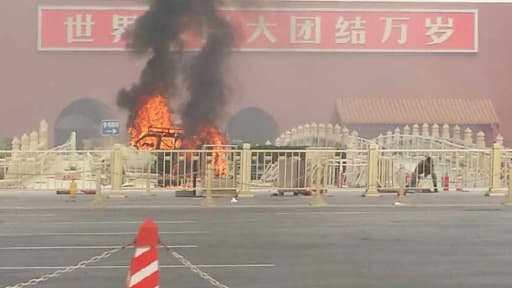 Image postée sur le réseau social chinois Weibo, montrant une voiture en feu, place Tiananmen lundi.