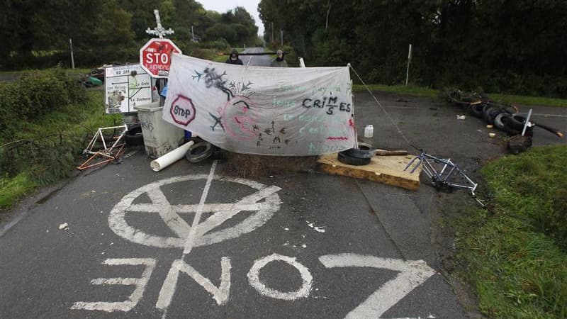 Barricade près du site du futur aéroport de Notre-Dame-des-Landes (Loire-Atlantique). Un vigile chargé de surveiller une maison vouée à la destruction, à proximité de ce site, au coeur d'une controverse politique, a été agressé dans la nuit de mardi à mer