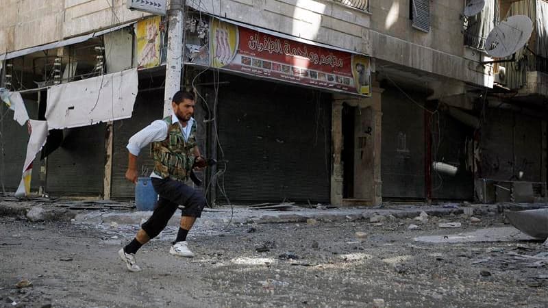 Membre de l'Armée libre syrienne dans le quartier de Salaheddine, à Alep. Les forces de Bachar al Assad encerclent les rebelles, qui commencent à manquer de munitions, dans ce bastion à l'entrée sud de la capitale économique de Syrie. /Photo prise le 7 ao