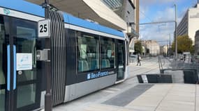 Une rame du T3b le long du palais des Congrès à la porte Maillot à Paris.