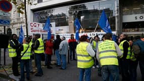 Manifestation de salariés devant le siège parisien de PSA. Selon trois syndicats, le constructeur automobile a accepté de négocier l'ensemble du plan social annoncé à Aulnay et Rennes, y compris les conditions de mobilité intersites que la direction voula