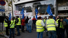 Manifestation de salariés devant le siège parisien de PSA. Selon trois syndicats, le constructeur automobile a accepté de négocier l'ensemble du plan social annoncé à Aulnay et Rennes, y compris les conditions de mobilité intersites que la direction voula