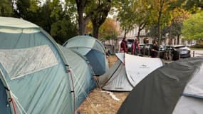 Une quarantaine de tentes, hébergeant des familles de réfugiés, sont installées depuis un mois et demi face au palais universitaire.
