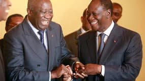 Le chef de l'Etat sortant Laurent Gbagbo (à gauche) et l'ancien Premier ministre Alassane Ouattara, à Abidjan, les deux candidats à la présidentielle ivoirienne. La Côte d'Ivoire est appelée aux urnes dimanche pour le second tour de ce scrutin dans un cli