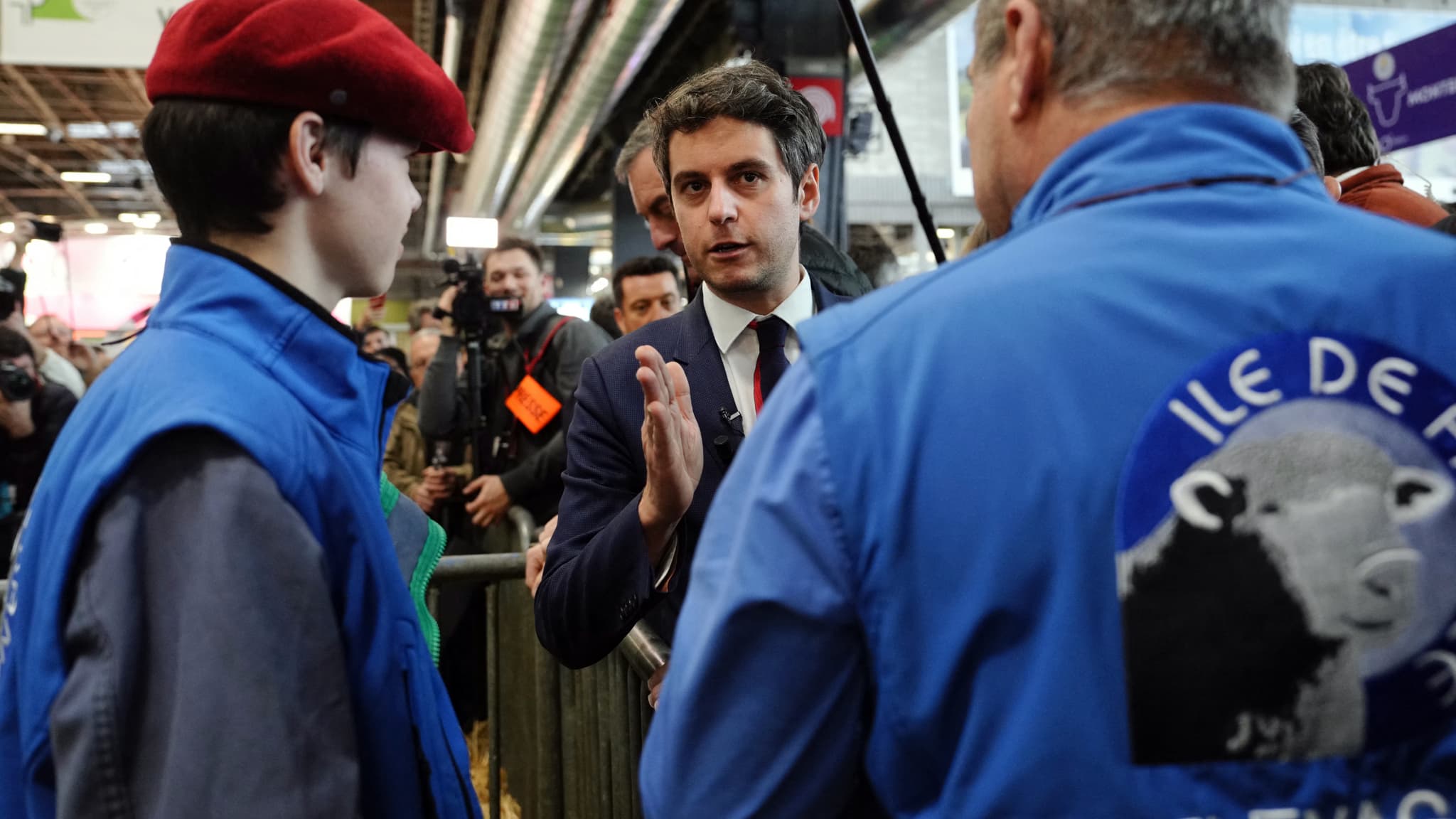 Le Premier ministre français Gabriel Attal s'entretient avec des éleveurs lors de sa visite au Salon international de l'agriculture à Paris, le 27 février 2024.
Le Premier ministre français Gabriel Attal s'entretient avec des éleveurs lors de sa visite au Salon international de l'agriculture à Paris, le 27 février 2024.