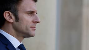 Le président Emmanuel Macron le 28 février 2022 sur le perron de l'Elysée à Paris