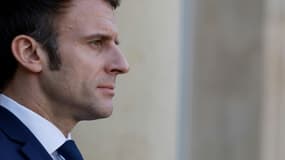 Le président Emmanuel Macron le 28 février 2022 sur le perron de l'Elysée à Paris.